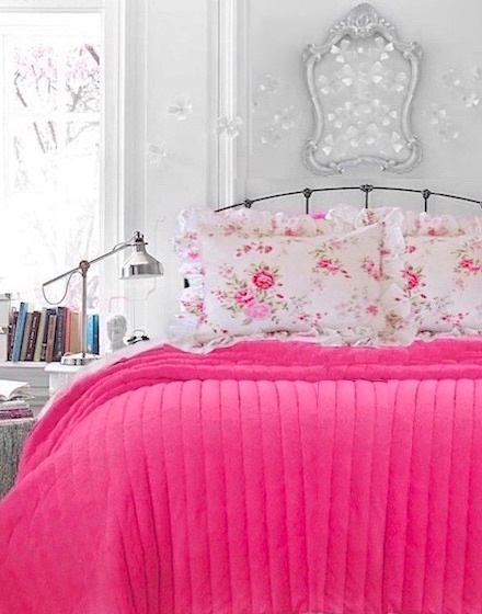 URBAN CHIC HOT PINK RED QUILT & FLUFFY PILLOWS QUEEN