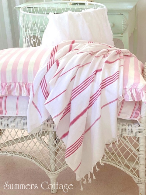CLASSIC VINTAGE RED STRIPES ON WHITE COTTON BEACH OR BATH TOWEL